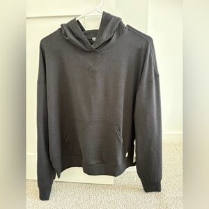 Vuori women's size large, Halo modern pullover hoodie, color is black Heather